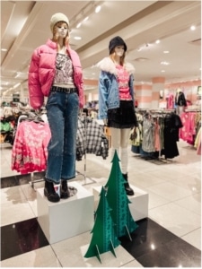 Two mannequins wearing winter clothing in Forever 21