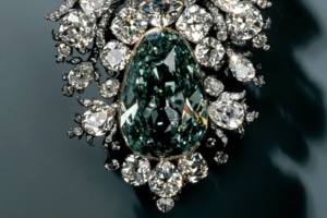 A close up of a large green diamond set among other diamonds